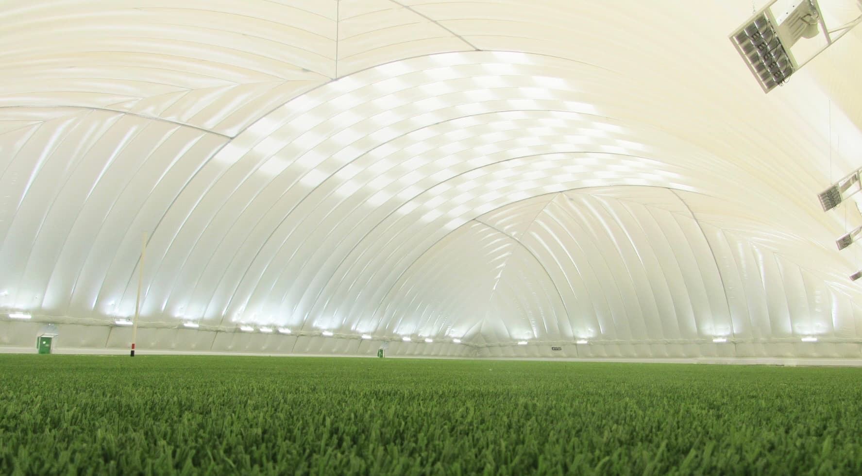 Fußballhalle — Schachbrett-Sky-Window – Sportverein, Schweden 2023 (2 / 3)