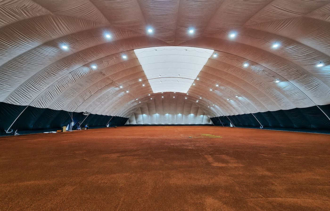Tennishalle mit Traglufthalle-Überdachung